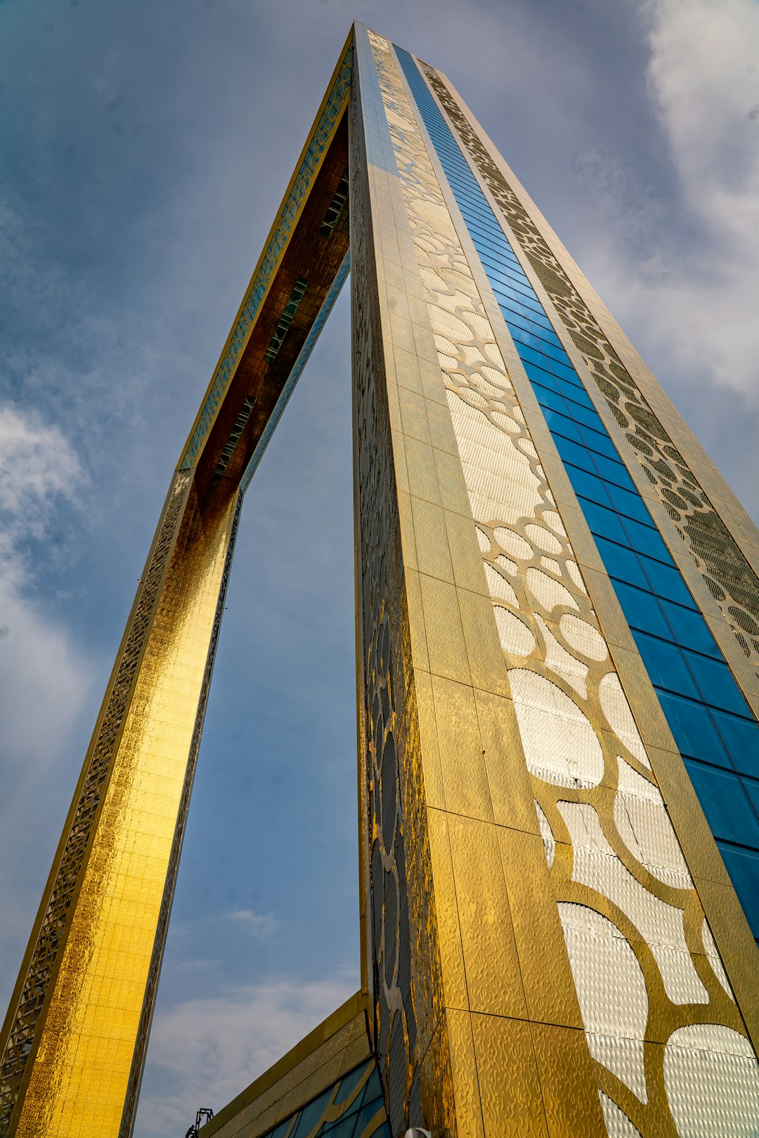 the-dubai-frame-soars-into-the-sky-8qwt7b7kz5c